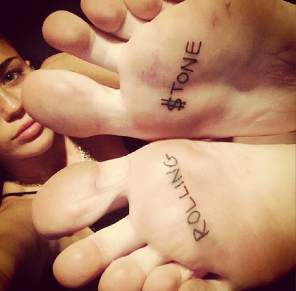 Miley-Cyrus-tattoo-her-feet-924-1