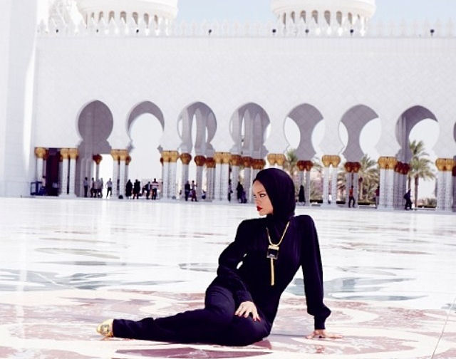 rihanna-abu-dhabi-mosque-121-2