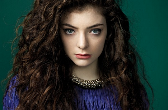 Lorde-signs-record-deal-1113-1