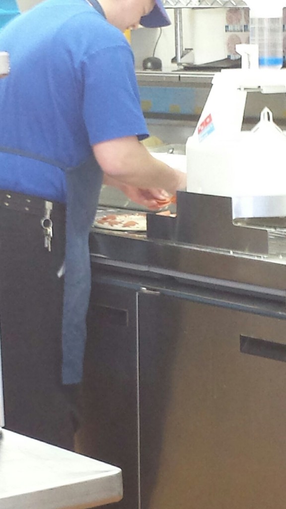 Domino’s-Pizza-No-Longer-Wears-Gloves-While-Making-Your-Food-0124-1