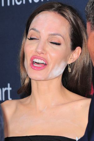 Angelina Jolie White Powder on Face - angelina-jolie-powder-problem-makeup-normal-heart-0513-3