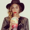 Beyonce-slurps-her-slurpie-from-7-11-1125-1