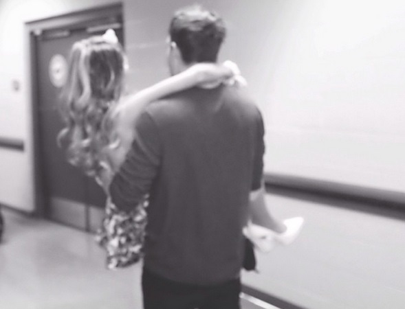 ariana-grande-reportedly-demands-to-be-carried-around-like-baby-1212-1