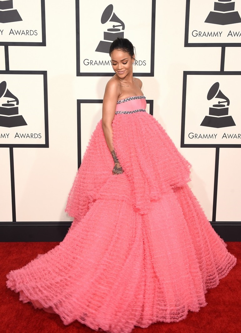 fashion-rihanna-flawless-on-the-red-carpet-grammys-0208-1