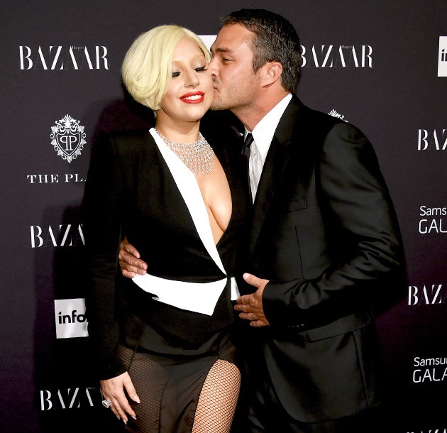 lady-gaga-is-engaged-to-taylor-kinneyr-perfect-valentine-s-day-engagement-ring-0216-3