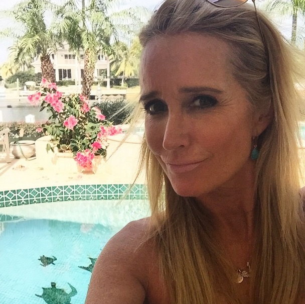 kim-richards-finally-gets-served-after-dodging-papers-0317-1