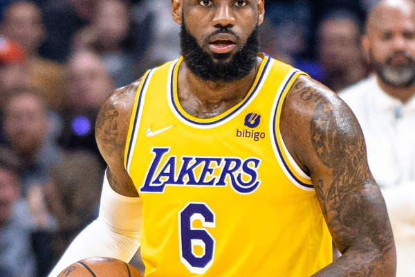 LeBron James Brushes Off Trump's Anthem Demand