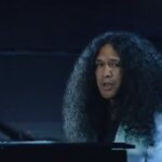 Troy Polamalu Lives Flake Free with Head and Shoulders?