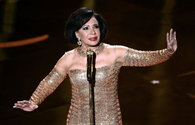 Shirley Bassey Sings Goldfinger at Oscars