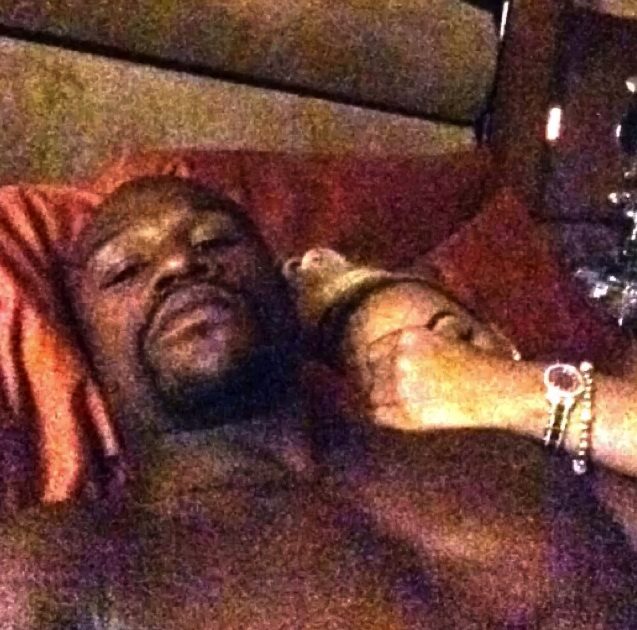 Floyd Mayweather gets messy and posts new photos that he has a new girlfrie...