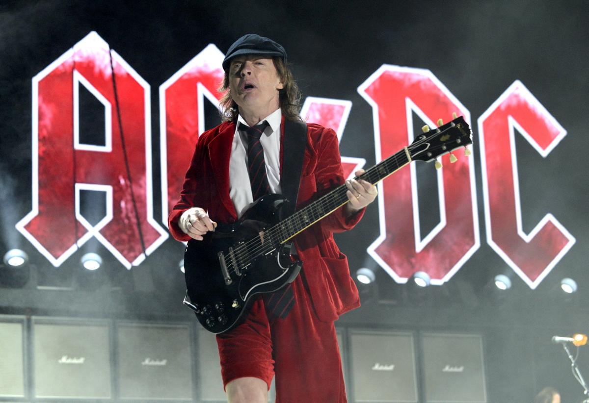 Ас д т. AC DC 2001. Бас гитарист AC DC. AC DC Angus young 2021. Cliff Williams AC/DC 2001.