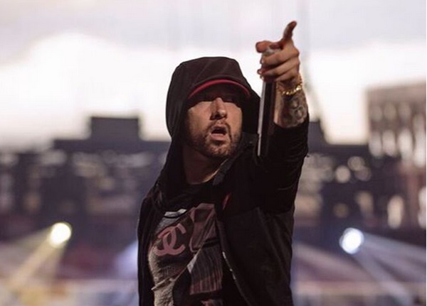 Eminem Recalls Val Kilmer ALL EYES on His Cake