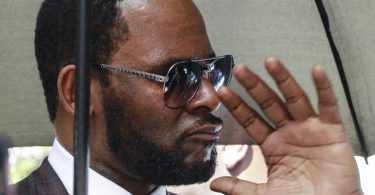 R. Kelly Trapped In A Jail Cell And He Wants Out