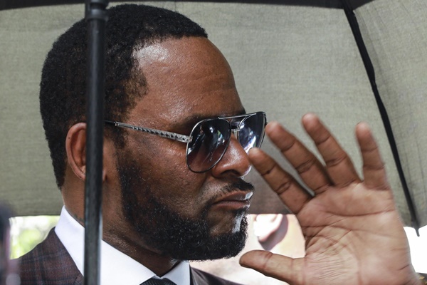 R. Kelly Trapped In A Jail Cell And He Wants Out