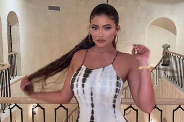 Kylie Jenner CLAPS BACK At Photoshopped ‘Brown Skinned Girl’ Post