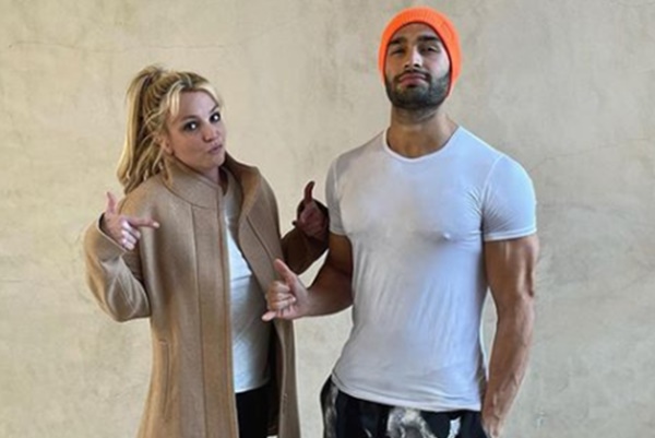 Sam Asghari Calls Britney Spears’ Dad a ‘Total D–k’