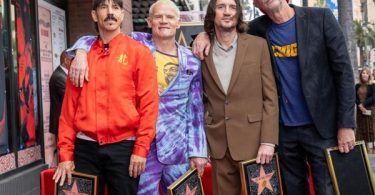 RED HOT CHILI PEPPERS Gets Hollywood Walk Of Fame Star